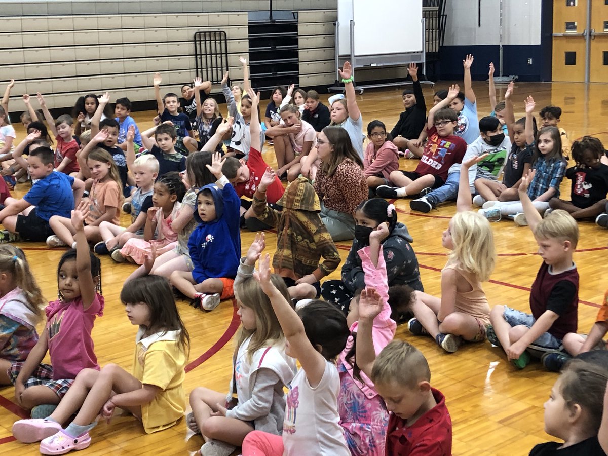 cmlow1's tweet photo. So #DecaturProud of the ⁦⁦@MSDDecatur⁩ @SD_Eagles⁩ enthusiasm at our Dream Team’s house convocation for Hallway Heroes! https://t.co/uqg24hMLpj