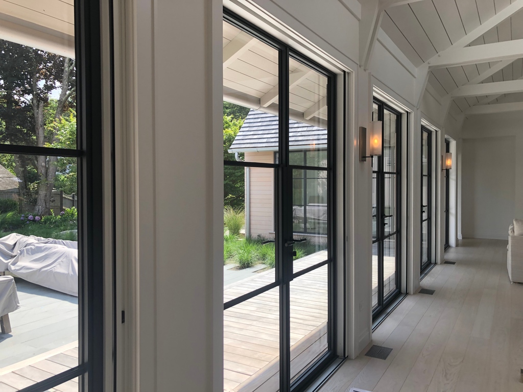 Steel windows let the outside in😍