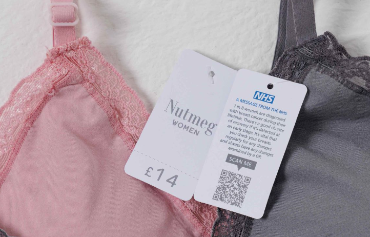 CerfiaFR's tweet photo. 🇬🇧 Le système de santé publique au #RoyaumeUni a lancé une campagne de prévention pour le dépistage des #cancers directement dans les sous-vêtements. Le risque de cancer du sein et testicules est expliqué sur l’étiquette et présente un QR code qui redirige vers la NHS. https://t.co/2ZnXmbsnnO