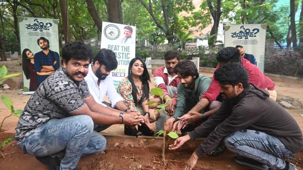 itzVijayraj's tweet photo. Take a bow @SantoshKumarBRS garu for your commitment towards Environment!💚👏🏼
Our ‘Em Chesthunnav’ team is humbled &amp; honoured to take part in the #GreenIndiaChallenge🌳🇮🇳, especially during the monsoon month!
We dedicate the trees planted to each &amp; every Telugu Teacher🙏🏼 https://t.co/ABSA67YFnb
