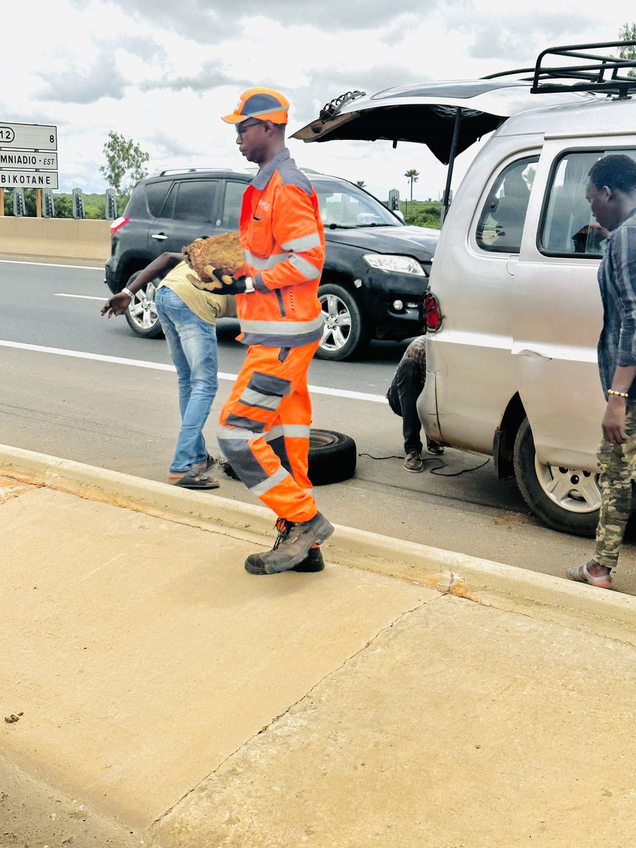 Naturefreind's tweet photo. Aujourd’hui sur @autorouteavenir notre voiture est tombée en panne . Après quelques minutes un agent de la sécurité routière faisant son patrouille s’est joint à nous pour nous aider à résoudre le problème. Merci Mr #Alou pour l’assistance #kebetu #Dakar #senegal #Security #viral https://t.co/xabtA4GJ1G