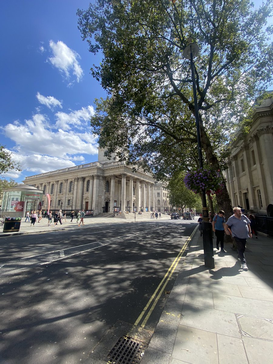 Lovely sunny day in London! Time for some shopping I think 🛍️