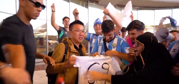 lUltimoUomo's tweet photo. Il Malaga non ha ancora comprato nessuno in questo mercato e allora i tifosi si sono presentati all’aeroporto e hanno scelto un turista a caso da salutare come nuovo giocatore del club. https://t.co/kZEpFYZh2k