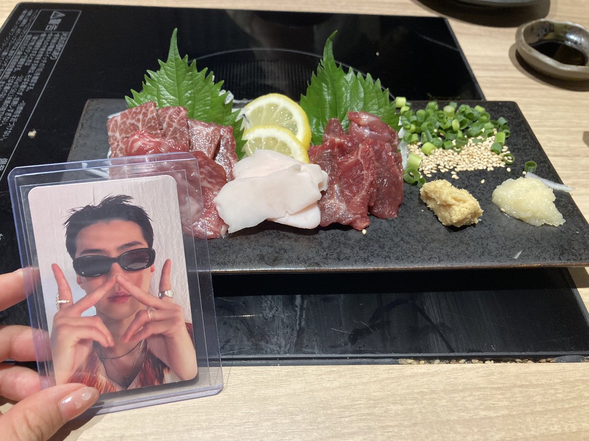 nozoko17's tweet photo. 博多駅へ帰ってきてもつ鍋屋さんへ。
めちゃくちゃ混んでる。やっぱ予約必要だね。
久々に食べたけど美味しかった🥹ちょっと味忘れてたけど思い出した！味噌味にしました。
あと馬刺し食べた。これは多分人生で1回くらいしか食べたことなかったはず。美味しかった〜😋3種類食べたけどどれも美味しい！ https://t.co/1n2dblNKgw