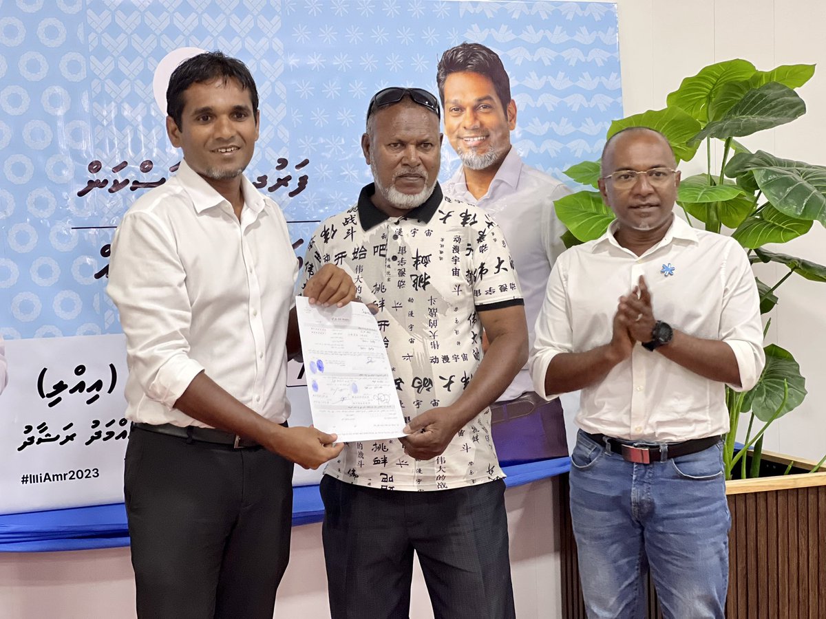 Simwarr's tweet photo. މަނަދޫ އެމްޑީޕީ އުފެއްދި ދެ ތަނބު އަބްދުالله އިބްރާހިމް( ނޫމަރަކަ) އަދި މުހައްމަދު މޫސާ ( ބީޗުވިލާ ) ދާދި ދެންމެ @TheDemocratsMV ގުޅެއްޖެ. 💙

މަރުހަބާ މަރުހަބާ 👏👏👏

#Live N. Manadhoo
@ilyas_labeeb 7️⃣✔️
#IlliAmr2023
#WeTheDemocrats https://t.co/mQYdrorqiQ