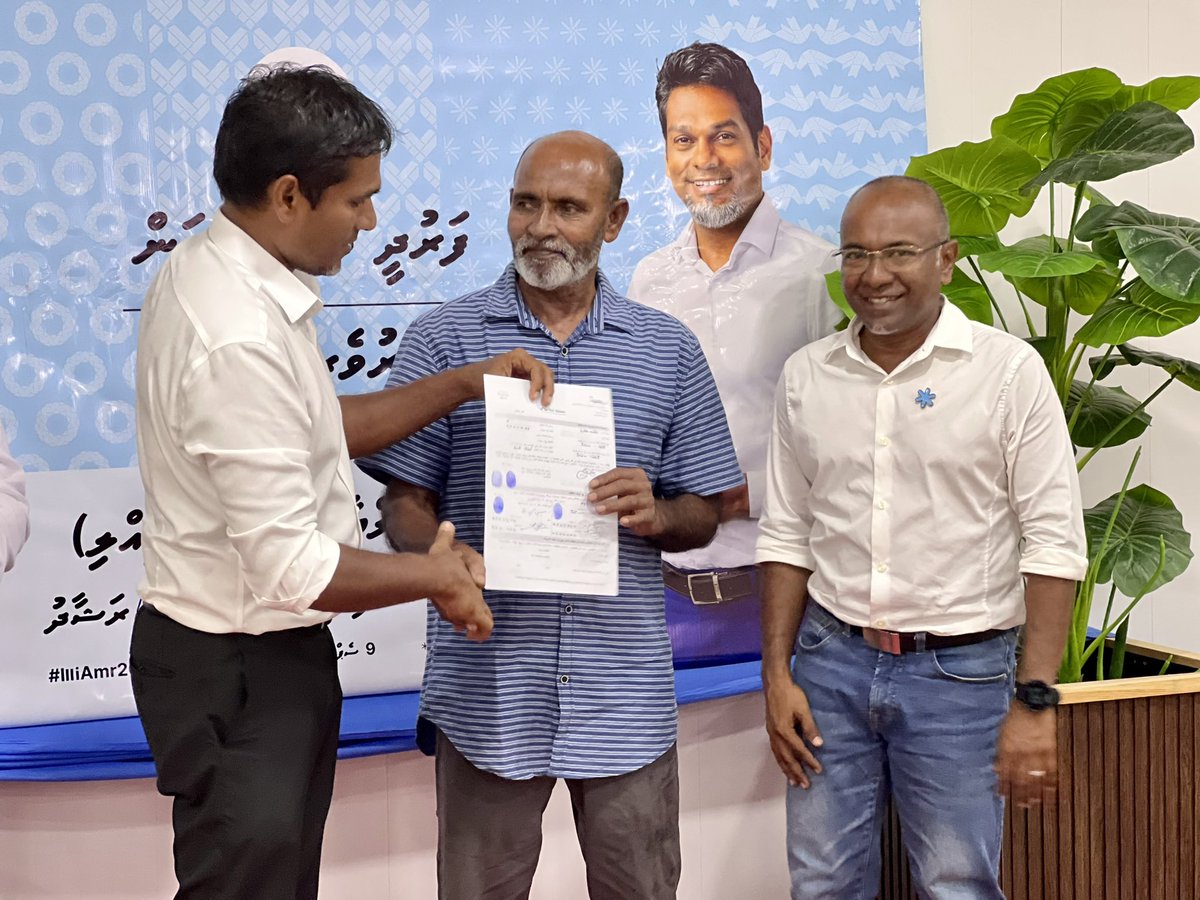 Simwarr's tweet photo. މަނަދޫ އެމްޑީޕީ އުފެއްދި ދެ ތަނބު އަބްދުالله އިބްރާހިމް( ނޫމަރަކަ) އަދި މުހައްމަދު މޫސާ ( ބީޗުވިލާ ) ދާދި ދެންމެ @TheDemocratsMV ގުޅެއްޖެ. 💙

މަރުހަބާ މަރުހަބާ 👏👏👏

#Live N. Manadhoo
@ilyas_labeeb 7️⃣✔️
#IlliAmr2023
#WeTheDemocrats https://t.co/mQYdrorqiQ