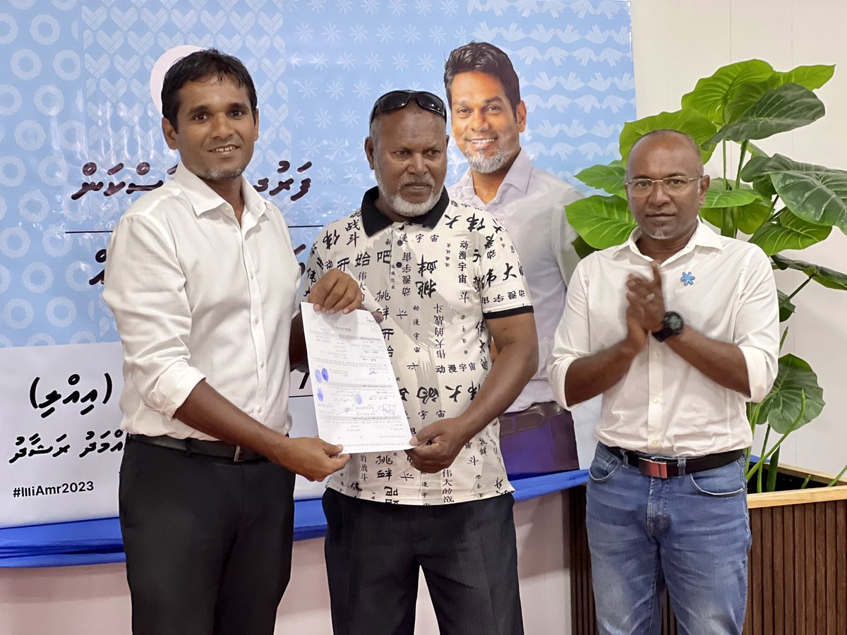 Simwarr's tweet photo. މަނަދޫ އެމްޑީޕީ އުފެއްދި ދެ ތަނބު އަބްދުالله އިބްރާހިމް( ނޫމަރަކަ) އަދި މުހައްމަދު މޫސާ ( ބީޗުވިލާ ) ދާދި ދެންމެ @TheDemocratsMV ގުޅެއްޖެ. 💙

މަރުހަބާ މަރުހަބާ 👏👏👏

#Live N. Manadhoo
@ilyas_labeeb 7️⃣✔️
#IlliAmr2023
#WeTheDemocrats https://t.co/mQYdrorqiQ