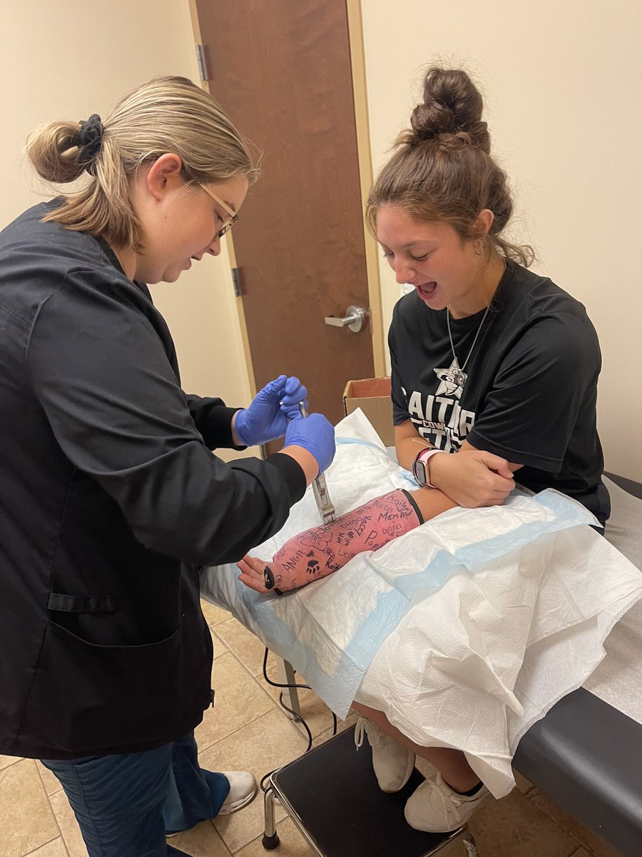 AMS090406's tweet photo. Bye bye stinky old cast!! @CommodoreBuc  @GCSCsoftball https://t.co/vpJgazW6rU