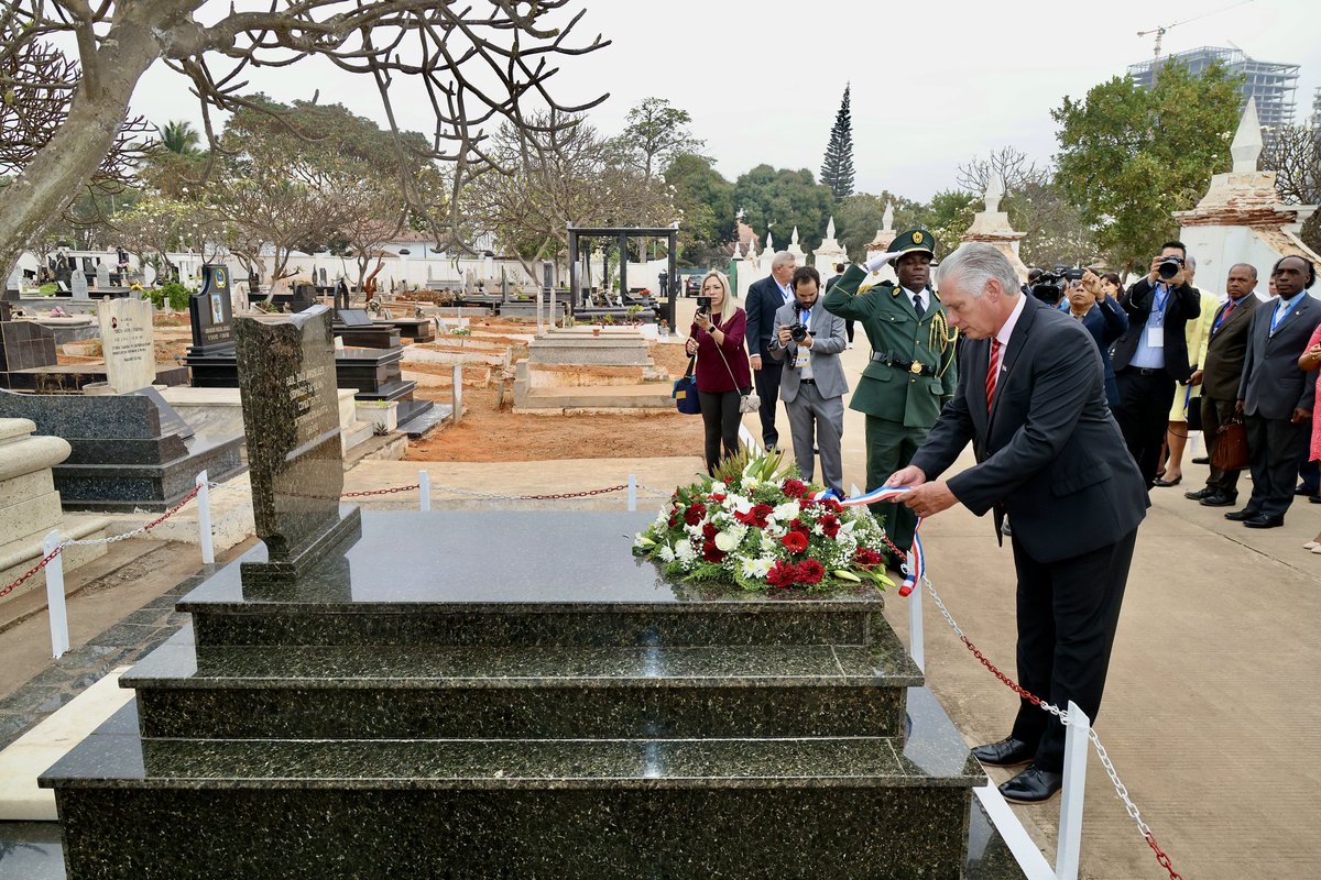 Hoy partimos de #Luanda y la primera actividad, en la mañana, fue el tributo al Comandante Raúl Díaz-Argüelles, cuyo heroísmo es legendario en #África. 

Las rosas sobre el mármol son para él y para todos los internacionalistas cubanos caídos en esta tierra.

 #CubaHonra