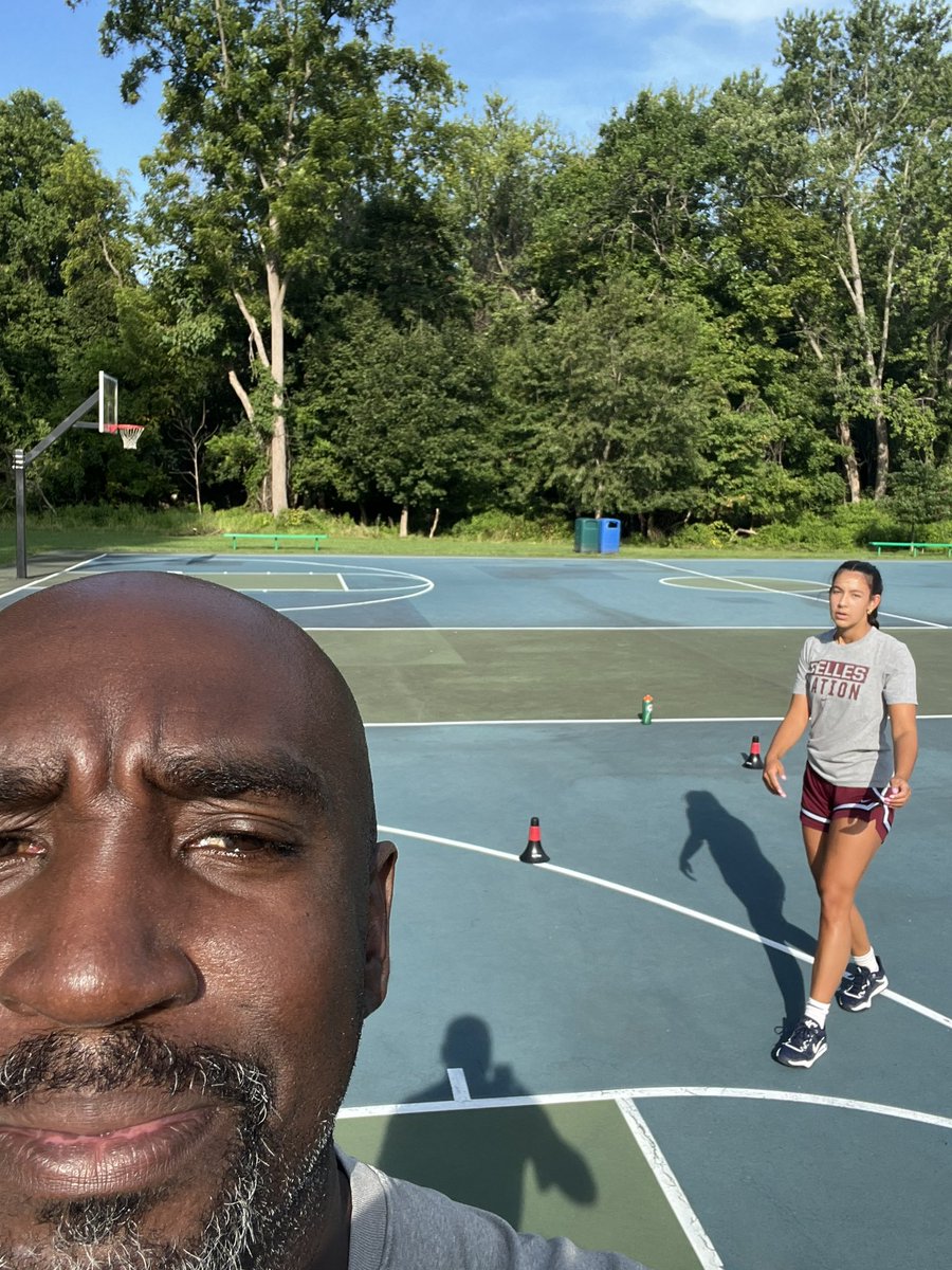 CoachYoungNJ's tweet photo. Great way to start the day: so proud of the progress @sammieslofkiss of @trincollwbb has made the last month. Turning her from an undersized post to an effective stretch 4 by correcting footwork and her shot. Her confidence is GROWING and I love it! #WeOutside #AlwaysACoach https://t.co/IV4eJps8Zv