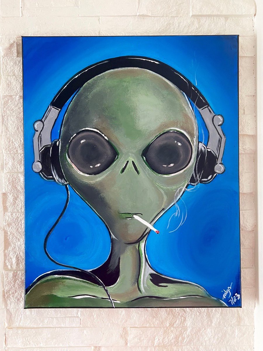 Ailynmico's tweet photo. My Alien artwork hitting itβs final destination @bourbonblunts studio. They look mad cool next to these two handsome men! Check their youtube channel out! π½πΈπ₯π¬π§ #aliens #alienisreal #artwork #art #painting #anime #artist #vibe #podcast #drawing #originalart #alienbeliever https://t.co/rUsQWaRQwv