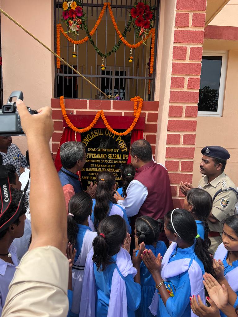 sprayagada's tweet image. #SP Rayagada Sri Vivekanand Sharma inaugurated the new building of #Dongasil OP in which Block chairman Kashipur, Sarapanch Kucheipadar, SDPO Rayagada, IIC Doraguda and others participated. #interacted with students and general public regarding policing in the area
@digswrkoraput