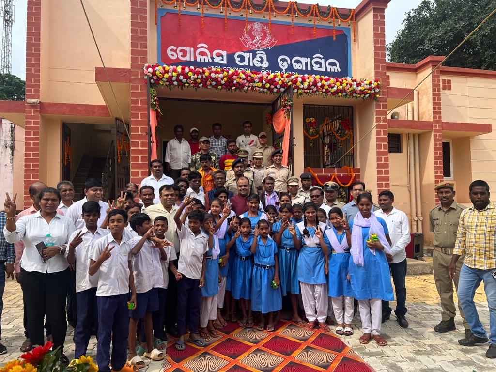 sprayagada's tweet image. #SP Rayagada Sri Vivekanand Sharma inaugurated the new building of #Dongasil OP in which Block chairman Kashipur, Sarapanch Kucheipadar, SDPO Rayagada, IIC Doraguda and others participated. #interacted with students and general public regarding policing in the area
@digswrkoraput