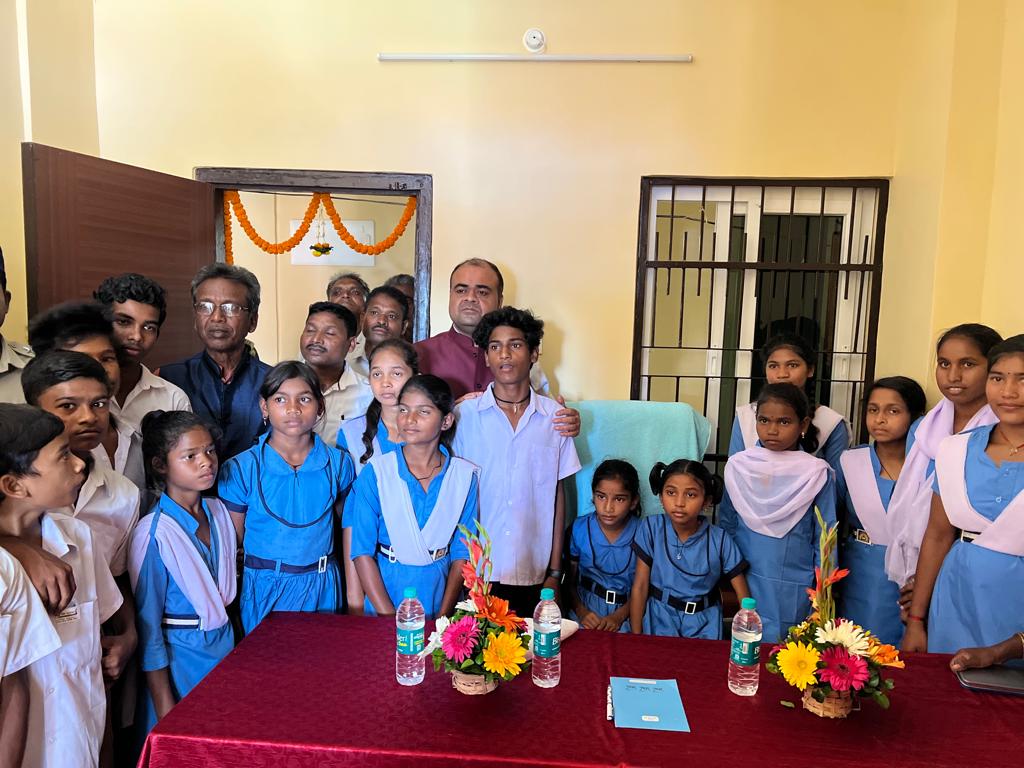 sprayagada's tweet image. #SP Rayagada Sri Vivekanand Sharma inaugurated the new building of #Dongasil OP in which Block chairman Kashipur, Sarapanch Kucheipadar, SDPO Rayagada, IIC Doraguda and others participated. #interacted with students and general public regarding policing in the area
@digswrkoraput