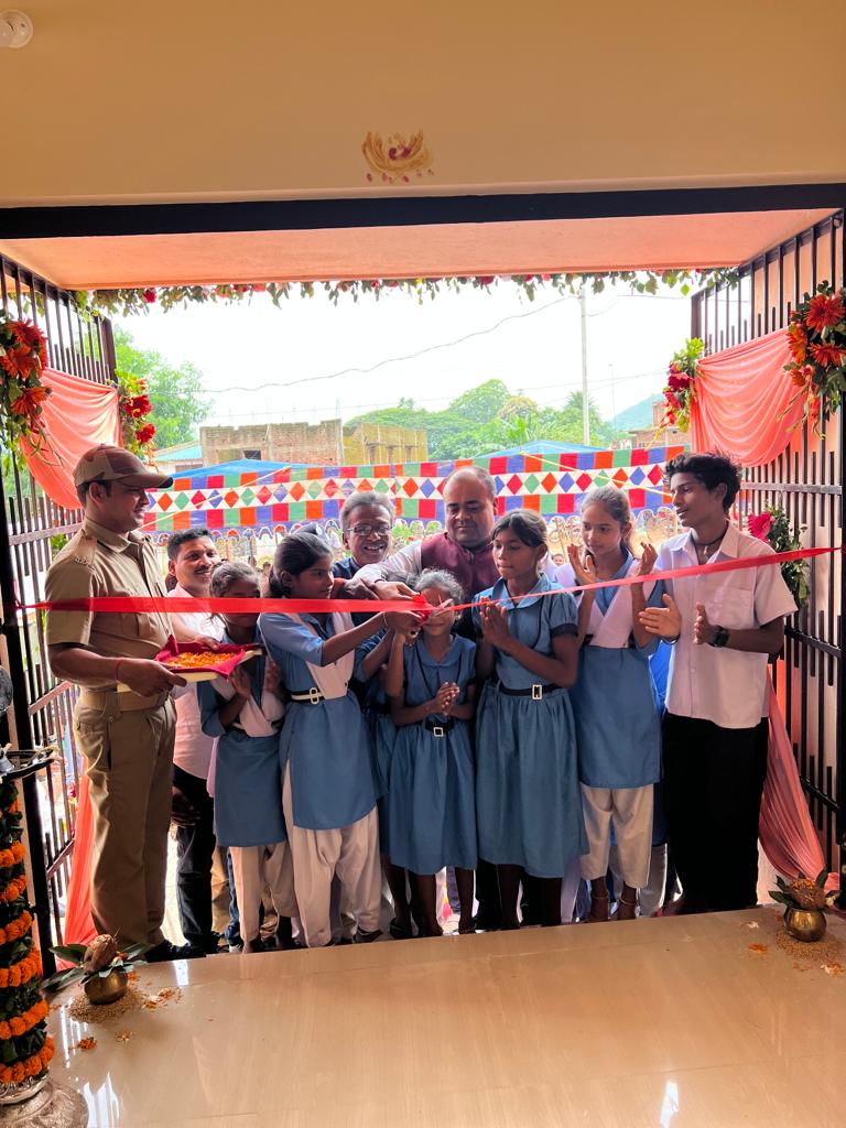 sprayagada's tweet image. #SP Rayagada Sri Vivekanand Sharma inaugurated the new building of #Dongasil OP in which Block chairman Kashipur, Sarapanch Kucheipadar, SDPO Rayagada, IIC Doraguda and others participated. #interacted with students and general public regarding policing in the area
@digswrkoraput