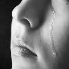 Le persone sensibili hanno sempre il cuore spettinato, l’anima sottosopra, gli occhi sgranati, una lacrima pronta a scendere, un sorriso appeso sulle labbra pronto ad esplodere. Vivono in bilico alle gioie e ai dolori della vita. Respirano di petto mai di polmoni.. vivono a mille