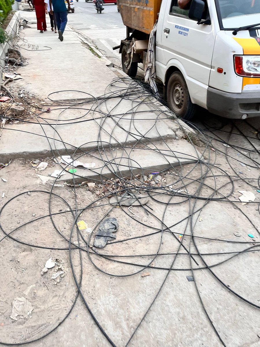 Raj_The_Showman's tweet image. @BBMPCares  @BBMPCOMM @siddaramaiah @DKShivakumar @MALimbavali @ArvindLBJP .... Now who is responsible for clearing all these wires in the road. A Basic civic is also not there for these #BBMP workers who did this drive in cutting OFC cables....