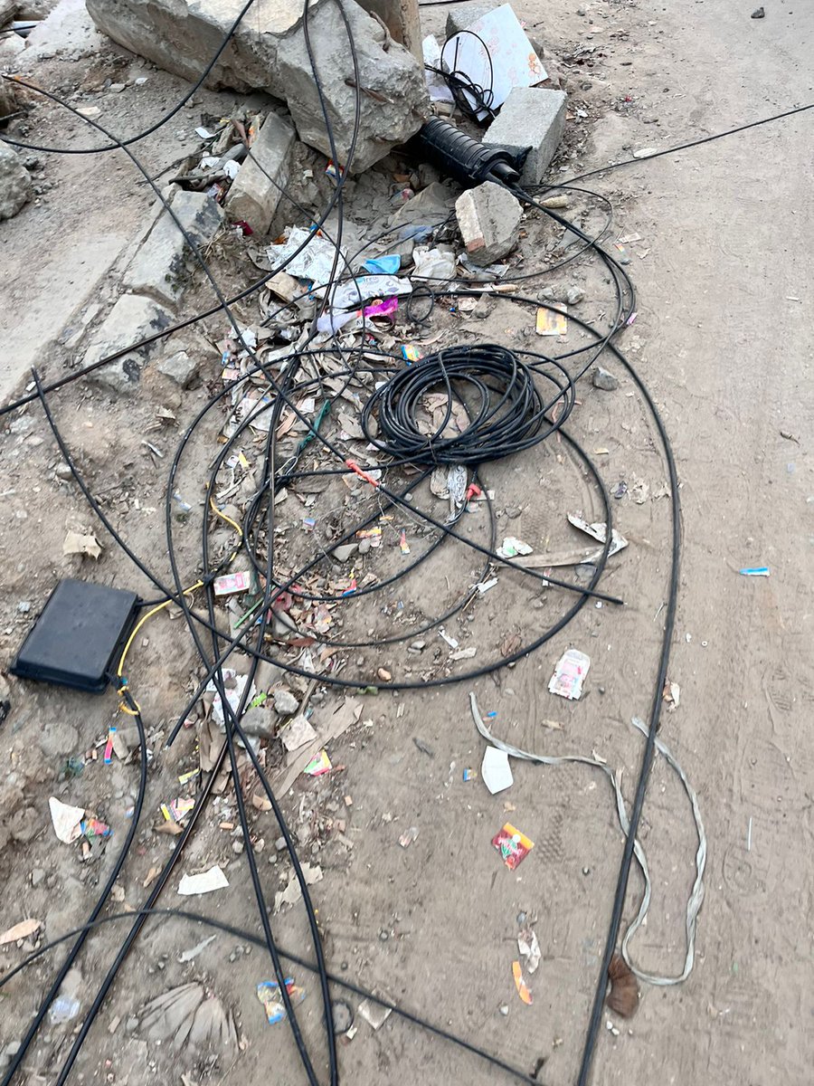Raj_The_Showman's tweet image. @BBMPCares  @BBMPCOMM @siddaramaiah @DKShivakumar @MALimbavali @ArvindLBJP .... Now who is responsible for clearing all these wires in the road. A Basic civic is also not there for these #BBMP workers who did this drive in cutting OFC cables....