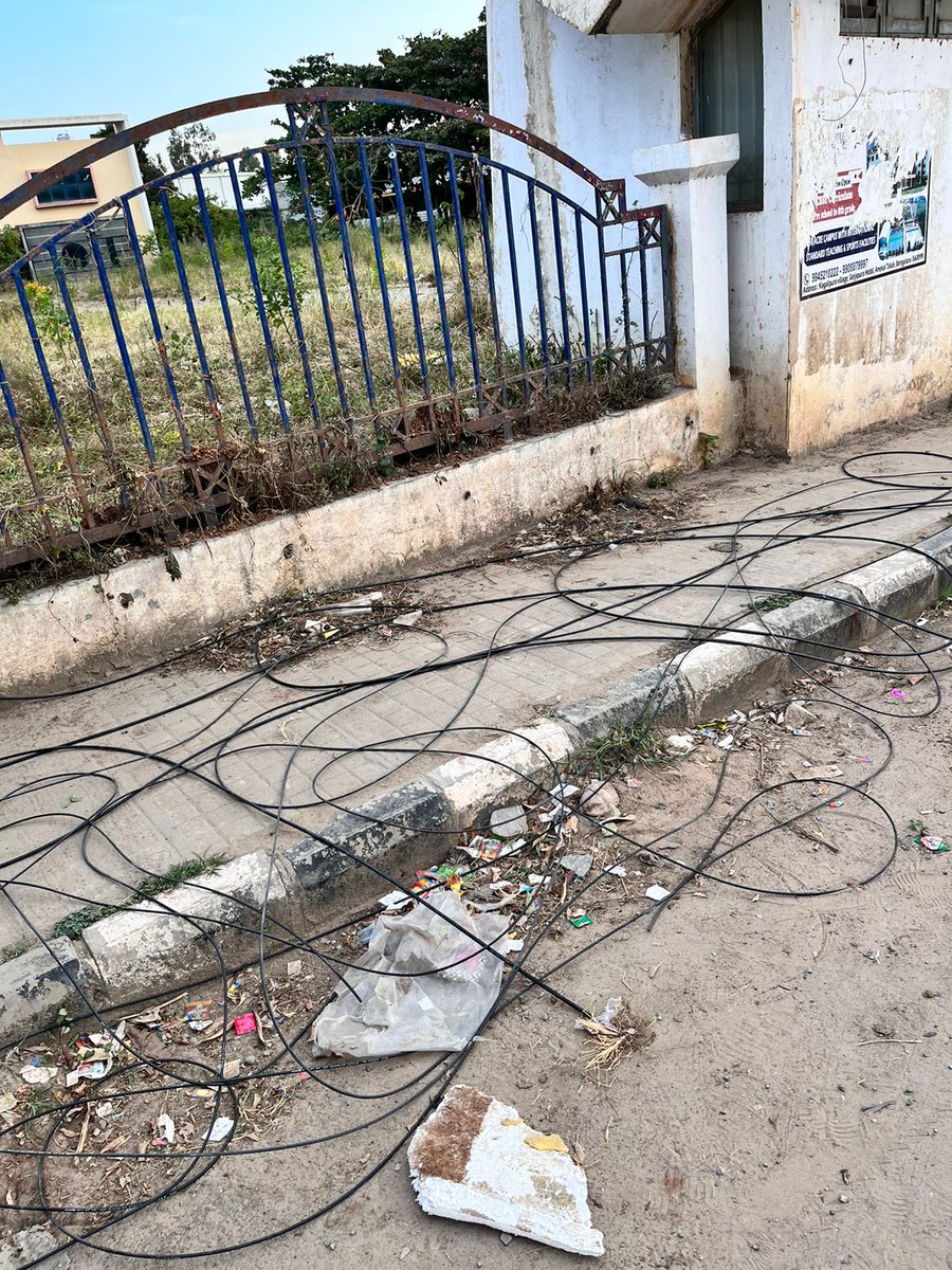 Raj_The_Showman's tweet image. @BBMPCares  @BBMPCOMM @siddaramaiah @DKShivakumar @MALimbavali @ArvindLBJP .... Now who is responsible for clearing all these wires in the road. A Basic civic is also not there for these #BBMP workers who did this drive in cutting OFC cables....