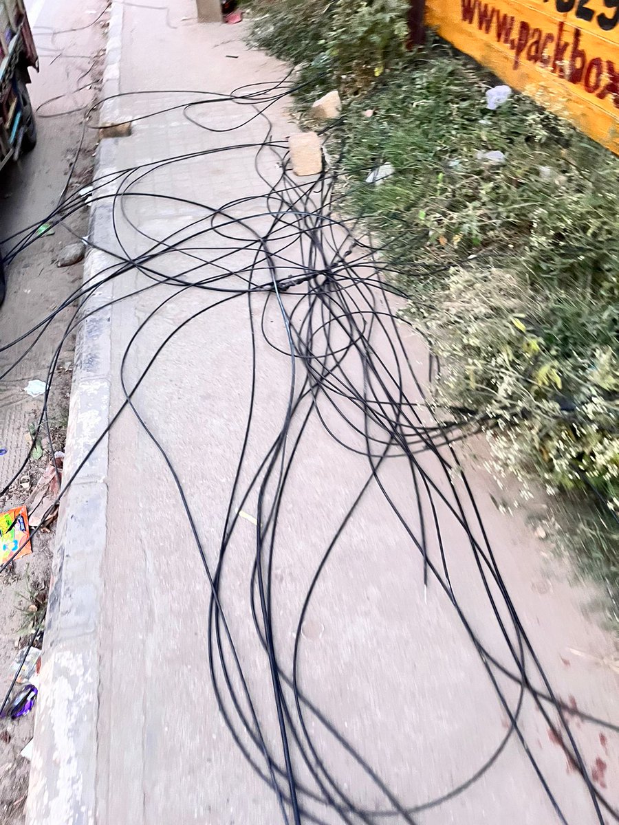 Raj_The_Showman's tweet image. @BBMPCares  @BBMPCOMM @siddaramaiah @DKShivakumar @MALimbavali @ArvindLBJP .... Now who is responsible for clearing all these wires in the road. A Basic civic is also not there for these #BBMP workers who did this drive in cutting OFC cables....
