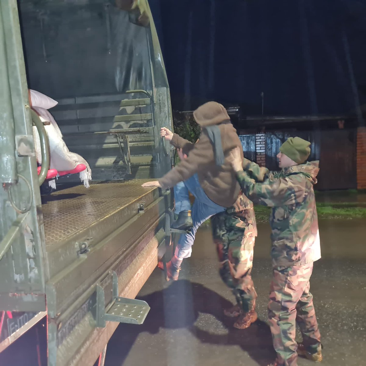 Ejercito_Chile's tweet photo. Nuestros soldados están desplegados apoyando a la comunidad ante el #SistemaFrontal. En este contexto, el Regimiento N°9 "Chillán" apoyó en la evacuación de 4 adultos mayores hasta la zona urbana de San Gregorio. #EjércitoEnAcción https://t.co/Po8OPmZ68s