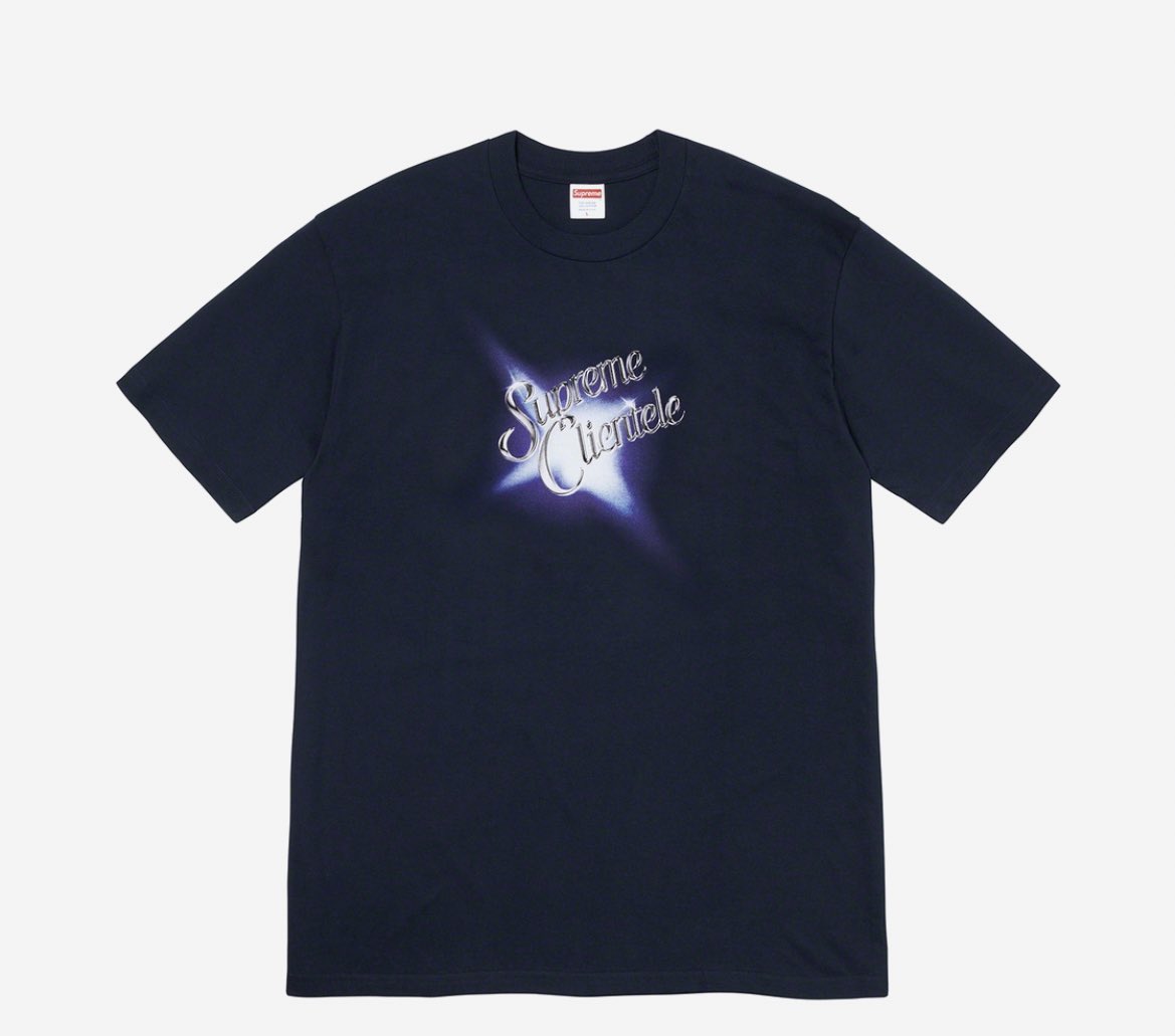 슈프림 
클라이언텔 티
가격 64200원(발매가 기준)
#엑시 
 
위 가격은 발매가 기준으로 현재는 20만원대에 판매되고 있습니다 슈프림은 최근 한국에 첫 오프라인 매장을 오픈했는데요 이는 한국 패션에 의미있는 일이라서 더욱 많은 관심을 받고 있습니다 소정언니 슈프림을 좋아해 그럼 나도 좋아