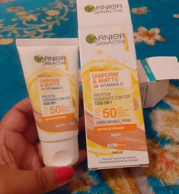 Protetor Hidratante Facial Garnier Uniform & Matte Vitamina C FPS 50 Cor Média, 40g