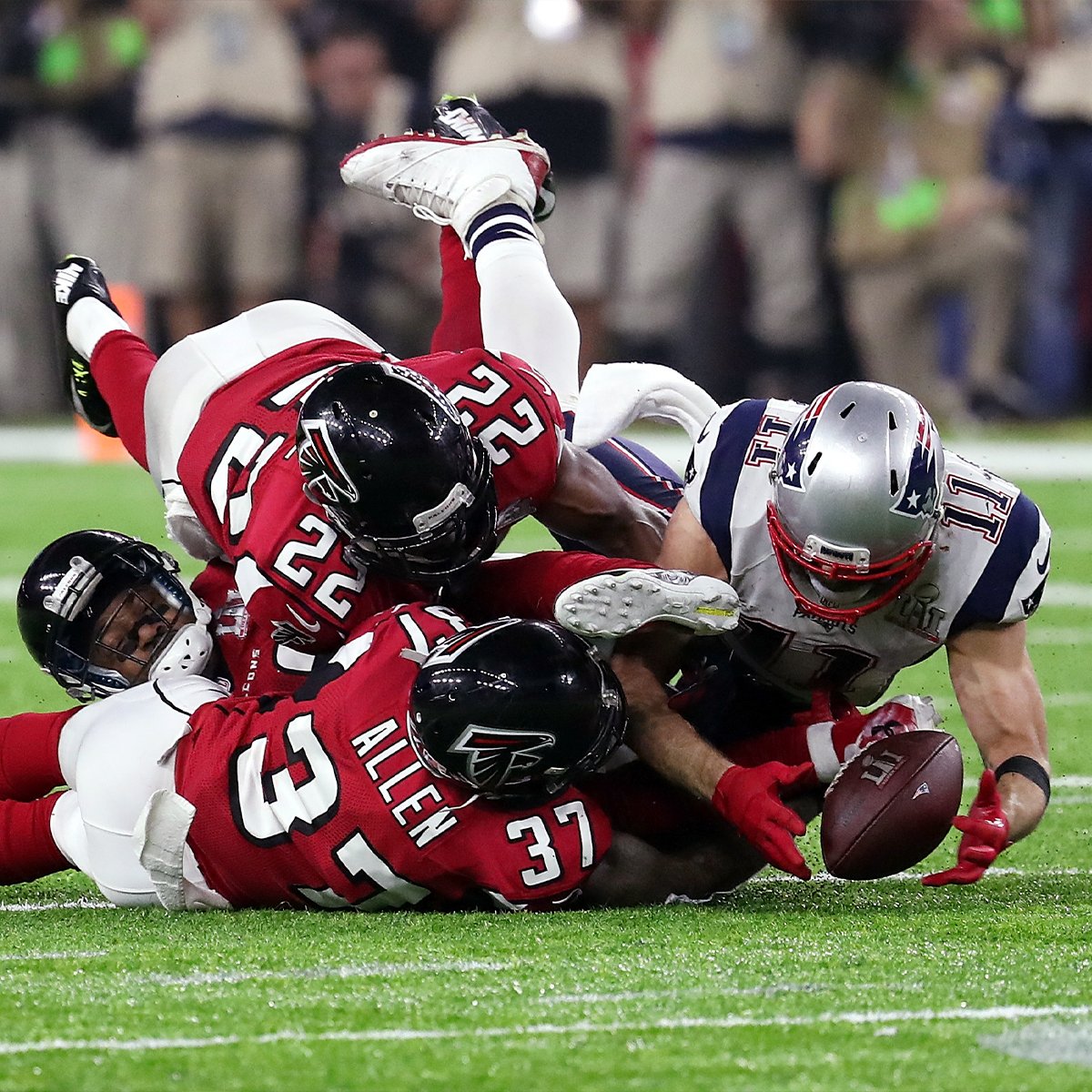 NFL's tweet photo. A thread of some of the greatest NFL photos we've ever seen. 🧵📸

What's your favorite? https://t.co/4k7KqTbys9