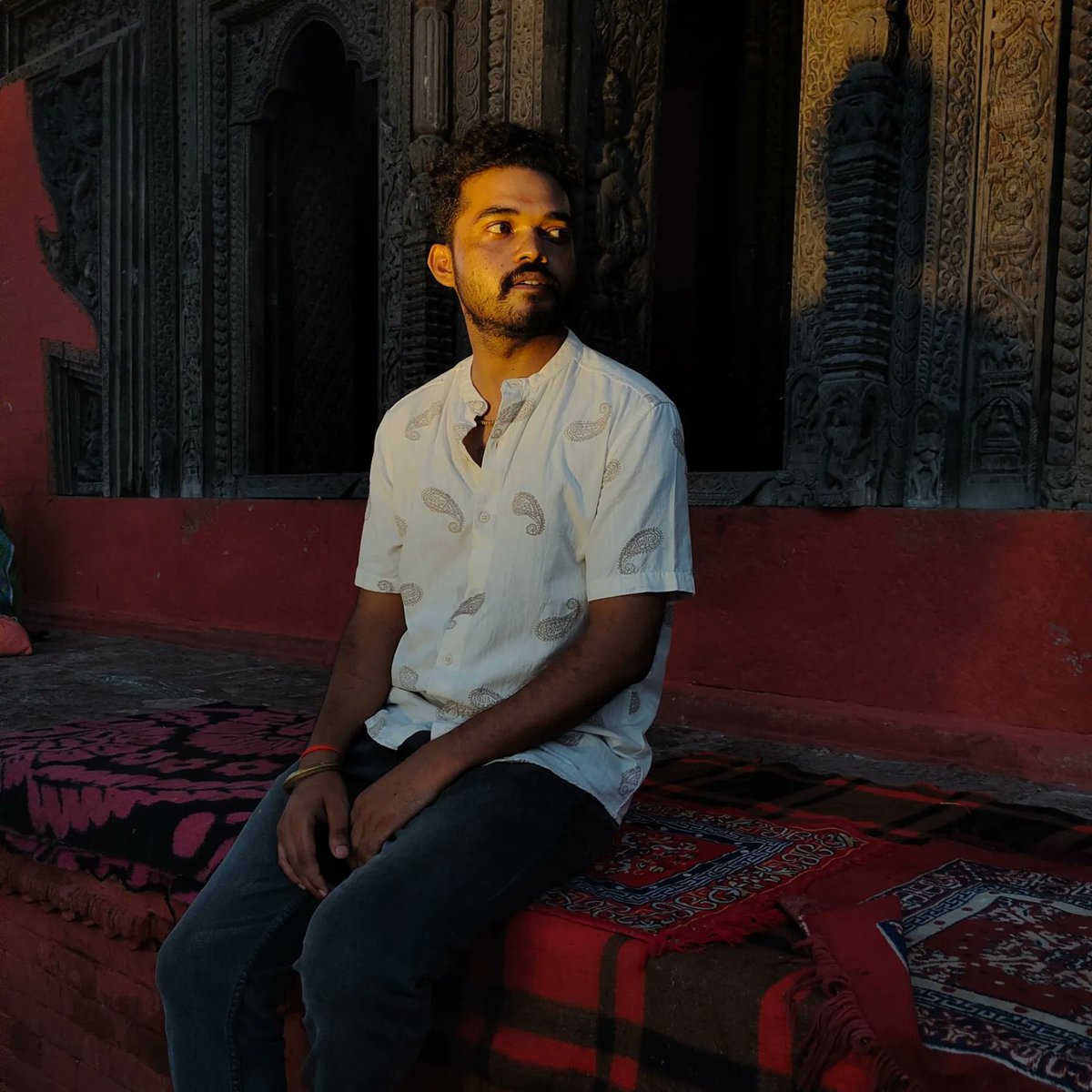 ArtistVedu's tweet photo. Light dances upon objects, turning ordinary moments into extraordinary beauty.

#varanasi #india #banaras #kashi #uttarpradesh #varanasidiaries #photograph #shiva #banarasi #travel #photooftheday #varanasiindia  #ghat #harharmahadev #prayagraj #traditionalphotography #lalitaghat https://t.co/Y87emR2Gcn
