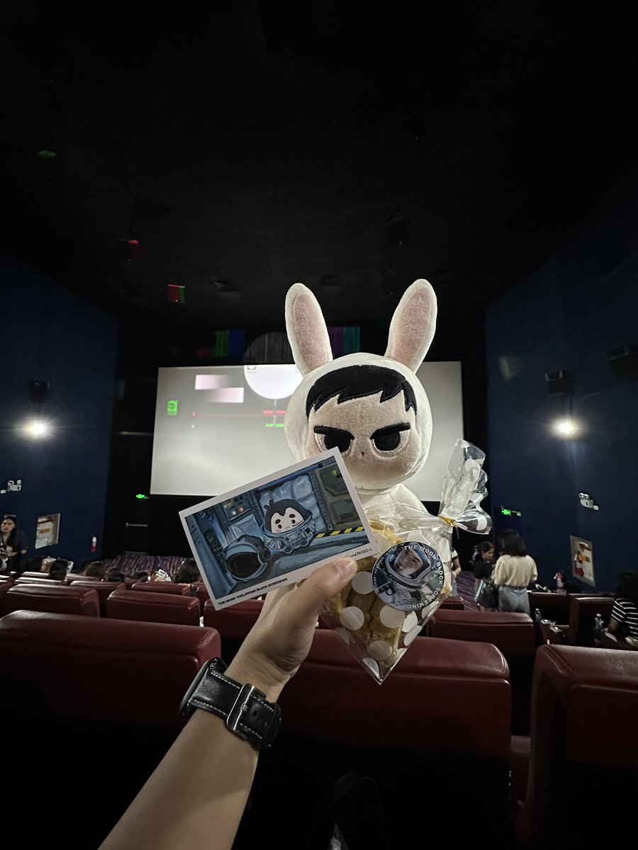 mrcrgld2's tweet photo. Throwback to 2023.08.19

And the block screening of The Moon to support the best boy 🥹😘 only have two hands so I couldn’t take a photo of all the things I got from the event but I made a friend! (My seat mate) and wonderful memories! https://t.co/qQlGLQE16W