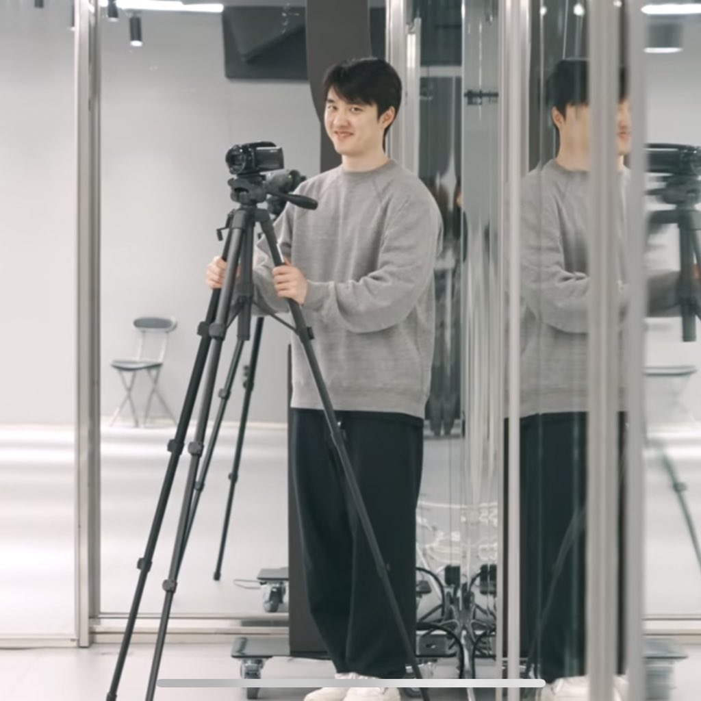 kokokbop's tweet photo. kyungsoo is tiny coded 😭 https://t.co/hDeI1lmXKy