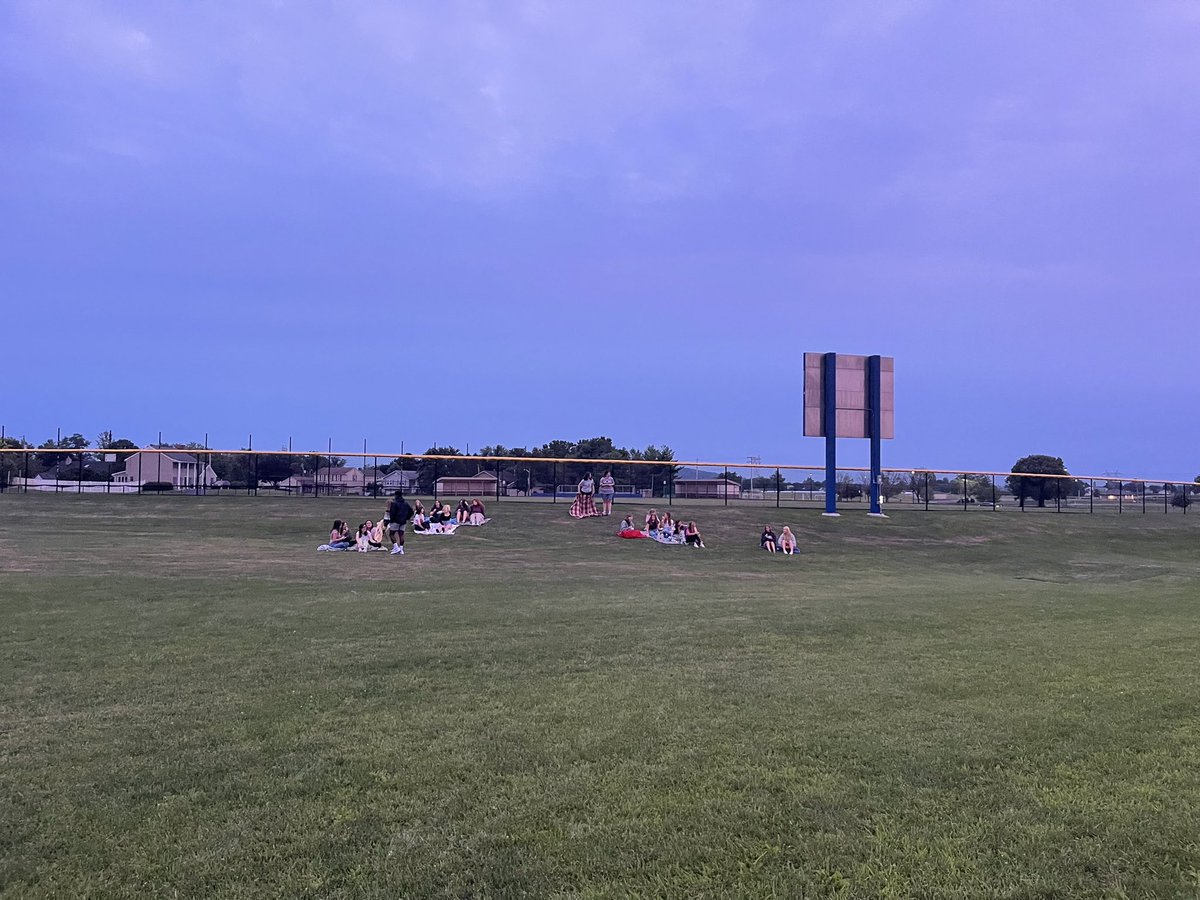 FisherSro's tweet photo. What a start for the first day!
Senior sunrise, Achenbach’s, busses and kids everywhere! https://t.co/h4D7H0F8xk