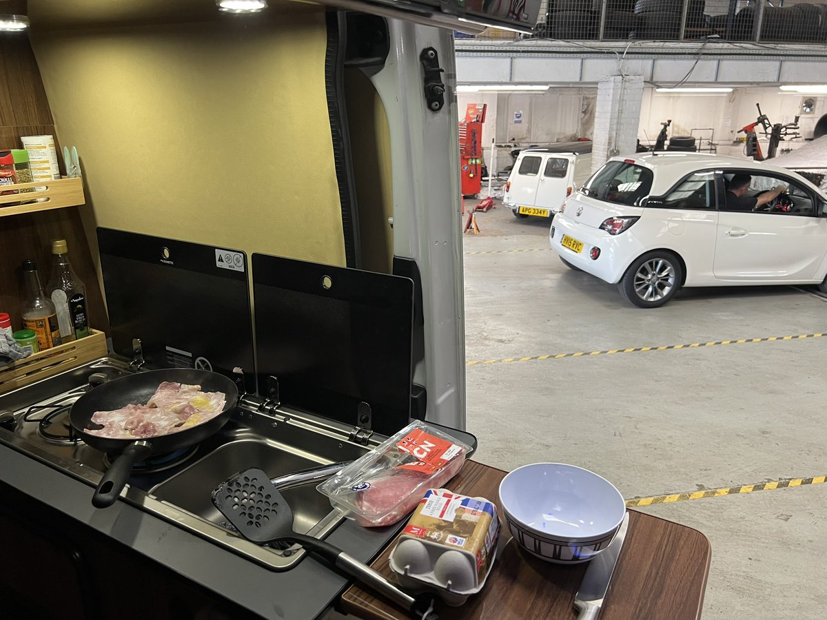 Autodanltd's tweet photo. Fry up going on in the workshop this morning. #fullbelly #happyworkers https://t.co/LjKRkEsP28