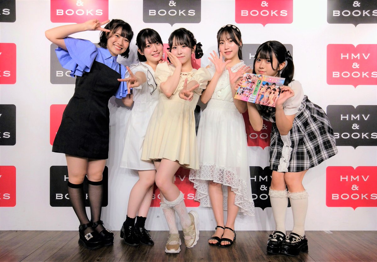 HmvBooksShibuya's tweet photo. 【虹のコンキスタドール】
昨日は「あちあち♡はっちゃけぶっちゃけ夏休み!!!!!」発売記念イベントにご参加いただきありがとうございました♪
サイン入りブックカバーをいただきましたので、こちらを抽選で1名様にフォロー＆RTでプレゼント🎁
締切は8/29、店舗受取り限定、当選はDMにて✨
#虹コン https://t.co/agrZ1wUaLd