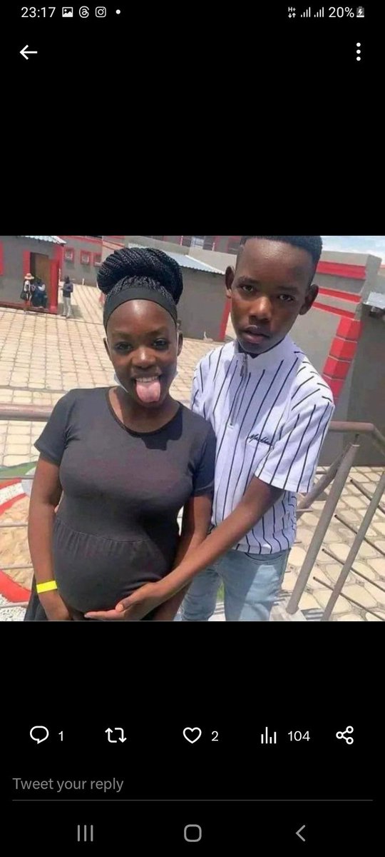 Mwokabyara mwe isi igeze kure! 😭

Iyi foto ni umugabo n'umugore umukobwa yitwa Yvette afite 12 umuhungu yitwa Eric afite 11 bose biga muri primaire

Ibi byarangiye umukobwa  ahisemo kwereka isi uwamuteye inda 🙆 abana bubu nabo gusengerwa ☹

Mubyeyi igisha umwana wawe hakibona.