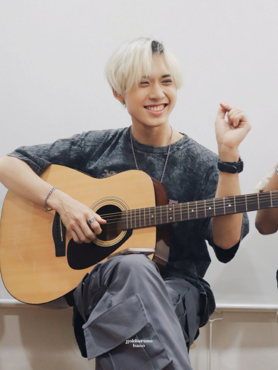 goldierous_bass's tweet photo. 230820 NEVEL FAN GATHERING
siapa yg mau dinyanyiin pake gitar sama steve? 😗
#ADayWithNEVEL @stvndj_ https://t.co/XKMfrzyKmF