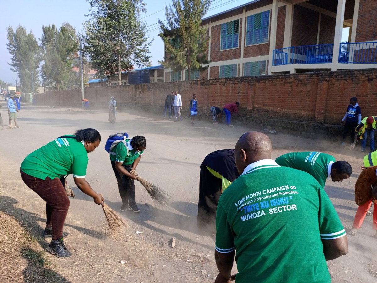 KamanziJeanBos3's tweet photo. "Isuku hose ihera kuri njye, dusukure Muhoza yacu kandi turengere ibidukikije". Ni insanganyamatsiko y'ukwezi k'ubukangurambaga ku isuku no kurengera ibidukikije mu Murenge wa #Muhoza  @MusanzeDistrict . Byabimburiwe n'Igitondo cy'Isuku cyakozwe mu Midugudu yose. @manzijp https://t.co/Hg8FIsDMmQ