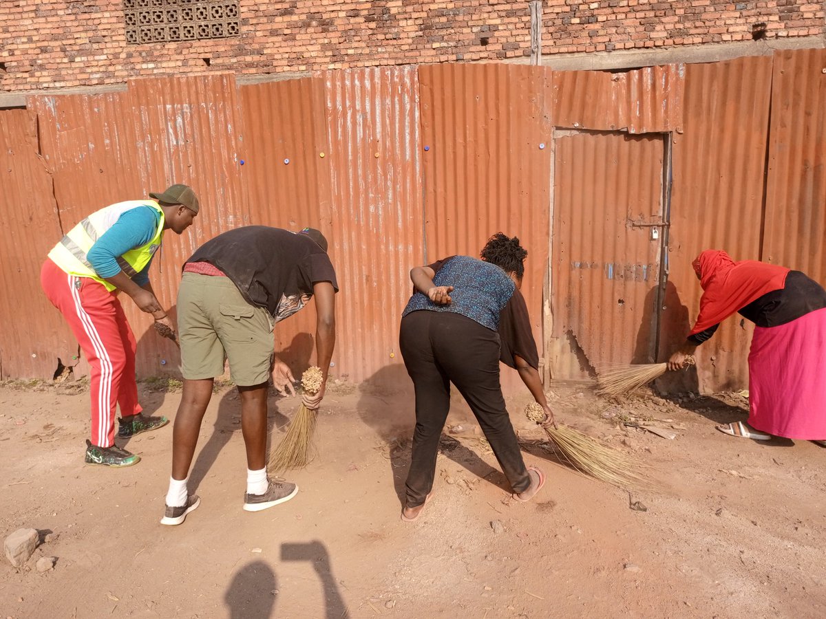 KamanziJeanBos3's tweet photo. "Isuku hose ihera kuri njye, dusukure Muhoza yacu kandi turengere ibidukikije". Ni insanganyamatsiko y'ukwezi k'ubukangurambaga ku isuku no kurengera ibidukikije mu Murenge wa #Muhoza  @MusanzeDistrict . Byabimburiwe n'Igitondo cy'Isuku cyakozwe mu Midugudu yose. @manzijp https://t.co/Hg8FIsDMmQ