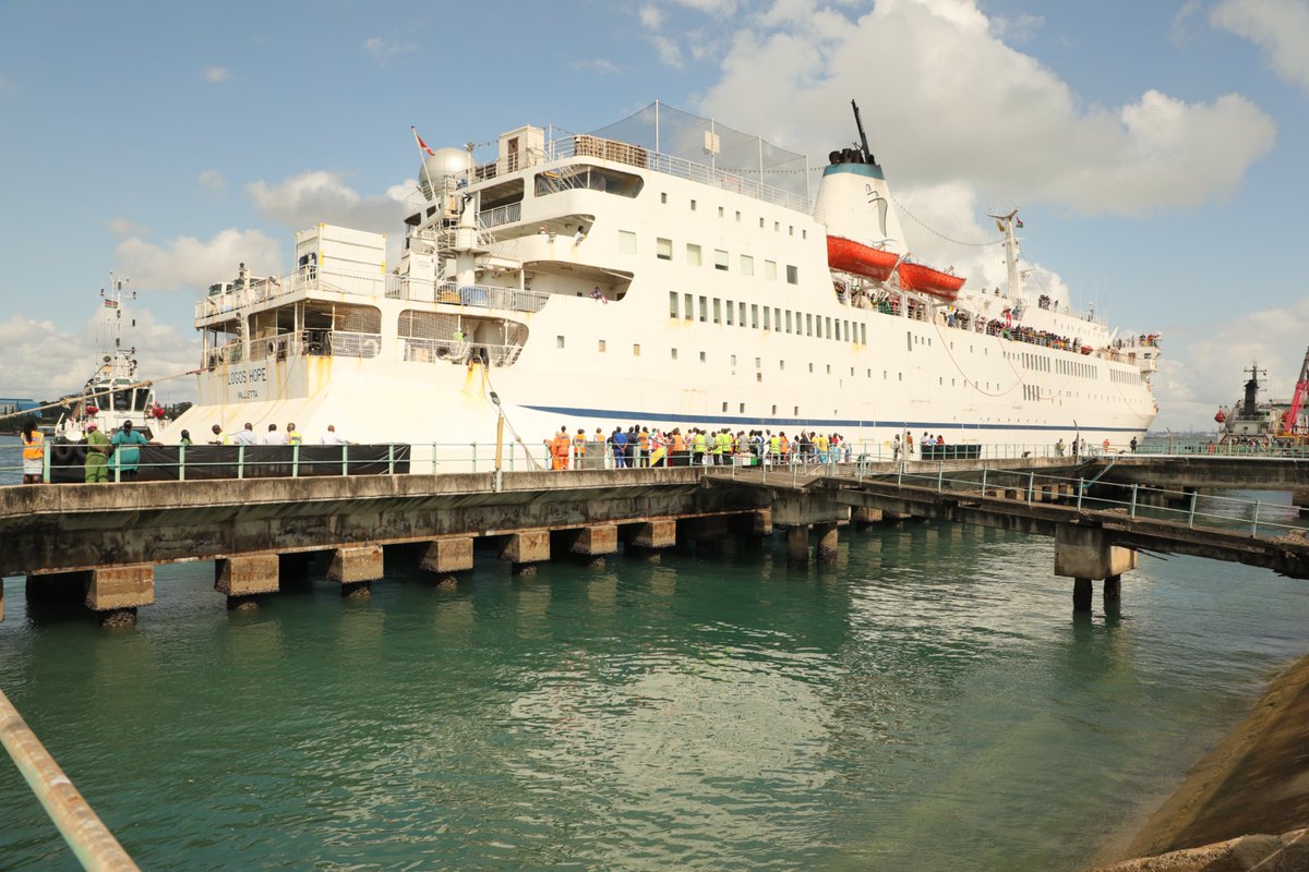 Kenya_Ports's tweet photo. The biggest floating library in the world docked at the Port of Mombasa. ..Thread
KPA welcomed MV Logos Hope which sailed through the kilindini channel a few minutes past nine to dock at the Mbaraki wharf within the port.
@inchcape_ke 
@TransportKE 
@kipmurkomen 
@magicalkenya https://t.co/JkcCQsGxG9