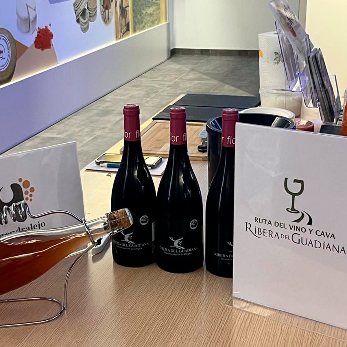 RVRibGuadiana's tweet photo. 😍 Maridar #Acehuche con la Ruta del #Vino y #Cava #RiberadelGuadiana siempre es una combinación excelente.

🍾🍷 Brindamos en el @CIAcehuche y en el @barcodeltajo con @quesodeacehuche, cava de #Almendralejo y vinos @Ribera_Guadiana.

👏 ¡Gracias por acompañarnos! https://t.co/ijVCTnPgLl