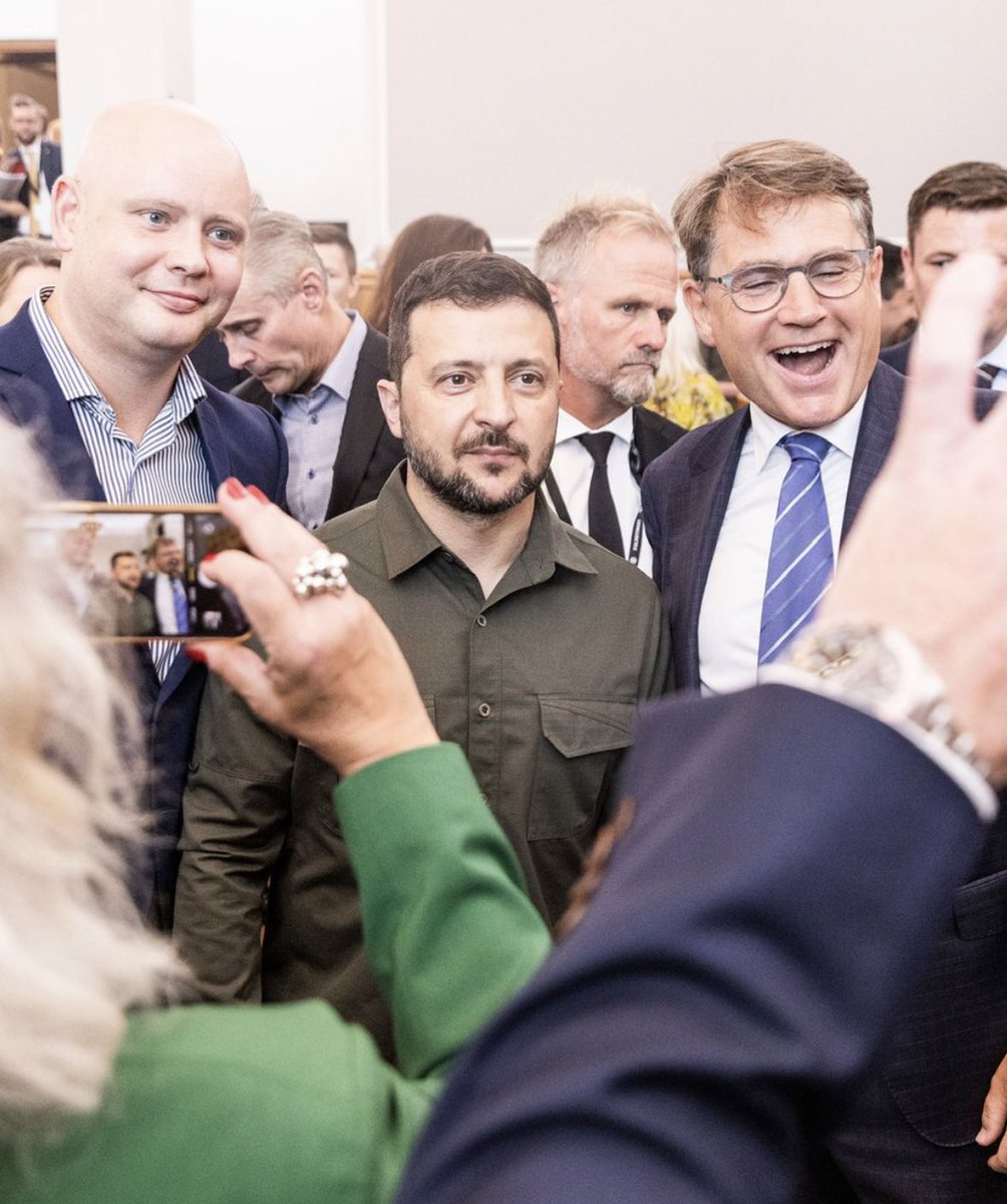 QvortrupHenrik's tweet photo. Ikke fordi @BrianAMikkelsen eller @engelschmidt er værre end de andre, der løb rundt på Christiansborg med tungen langt ud af halsen. Men billedet her indrammer godt, hvordan besøget endte med en kvalm opvisning af politikere, der var optaget af at skulle promovere sig selv. https://t.co/FpOOQrRLct