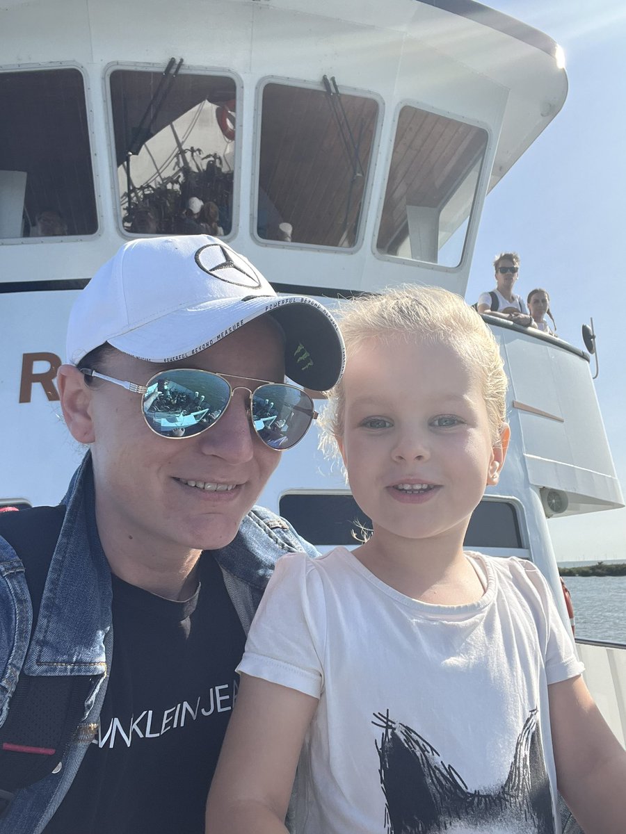 DjDominow's tweet photo. Minimaal één keer per jaar reizen we met @dezuiderzee af naar Enkhuizen voor een bezoek aan Sprookjeswonderland. Nog even en ze stuurt er zelf naartoe 😁🛥️ https://t.co/wkEXutkqqt