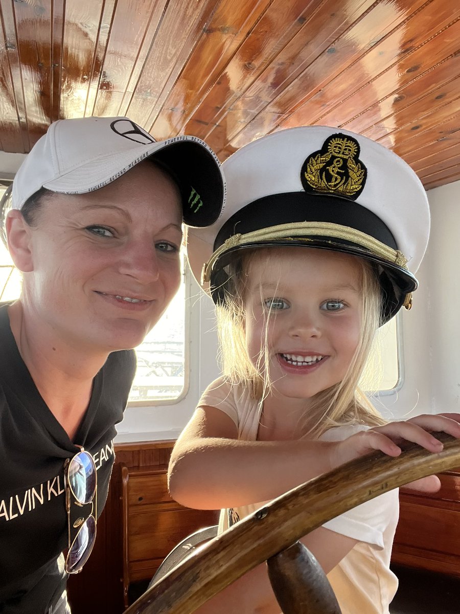 DjDominow's tweet photo. Minimaal één keer per jaar reizen we met @dezuiderzee af naar Enkhuizen voor een bezoek aan Sprookjeswonderland. Nog even en ze stuurt er zelf naartoe 😁🛥️ https://t.co/wkEXutkqqt