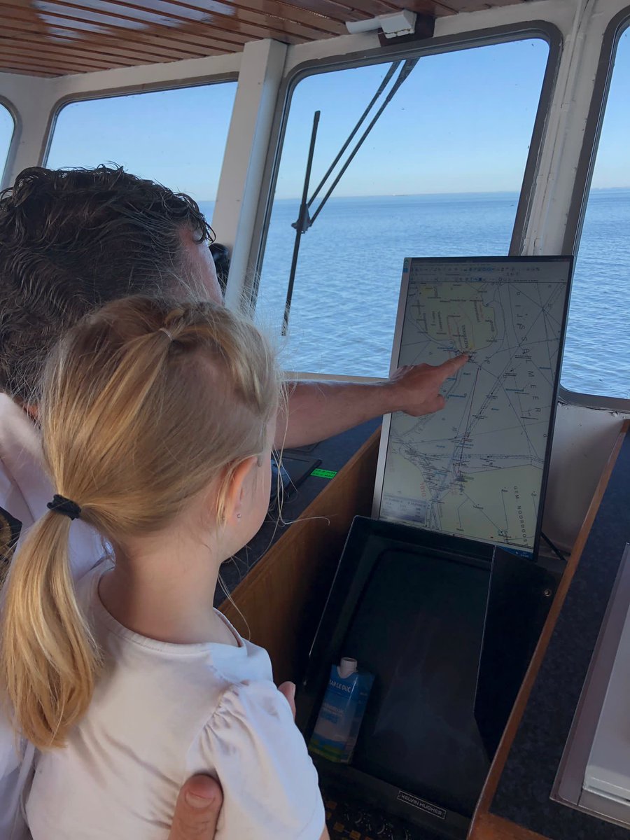 DjDominow's tweet photo. Minimaal één keer per jaar reizen we met @dezuiderzee af naar Enkhuizen voor een bezoek aan Sprookjeswonderland. Nog even en ze stuurt er zelf naartoe 😁🛥️ https://t.co/wkEXutkqqt