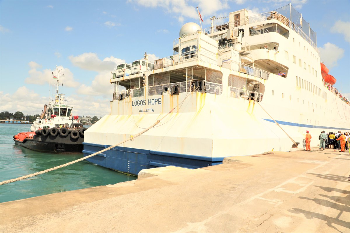 Kenya_Ports's tweet photo. The biggest floating library in the world docked at the Port of Mombasa. ..Thread
KPA welcomed MV Logos Hope which sailed through the kilindini channel a few minutes past nine to dock at the Mbaraki wharf within the port.
@inchcape_ke 
@TransportKE 
@kipmurkomen 
@magicalkenya https://t.co/JkcCQsGxG9