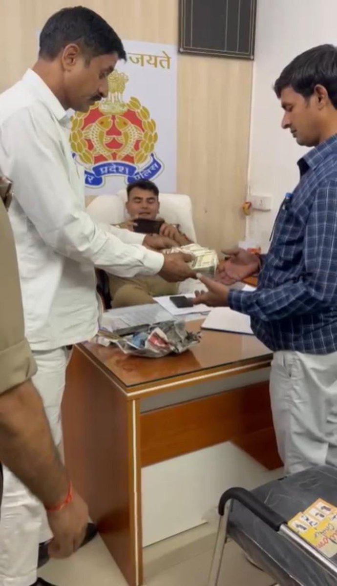 SatyaSangamLKO's tweet photo. #नोएडा
➡️CP ने सेक्टर 113 कोतवाल को किया लाइन हाज़िर
➡️मकान में दरार मामले में समझौता करा रहे थे SHO
➡️लेनदेन कर समझौता कराते वीडियो हुआ था वायरल
➡️मकान को लेकर एक बुज़ुर्ग की हुई थी मौत
➡️मामले की गंभीरता को देखते हुए SHO को किया गया सस्पेंड
#Noeda https://t.co/rQ5GKhKmkQ