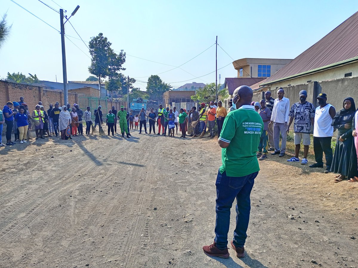KamanziJeanBos3's tweet photo. Ubukangurambaga bwateguwe ku bufatanye na @chturambe . ES w'Umurenge @manzijp n'Umuyobozi wa CHT @akuredusenge nibo batangije ubu bukangurambaga. Basabye abitabiriye Igitondo cy'isuku kurushaho kwita ku isuku, kurengera ibidukikije &amp; kubikangurira abandi mu buzima bwa buri munsi. https://t.co/yN5hlccKY2