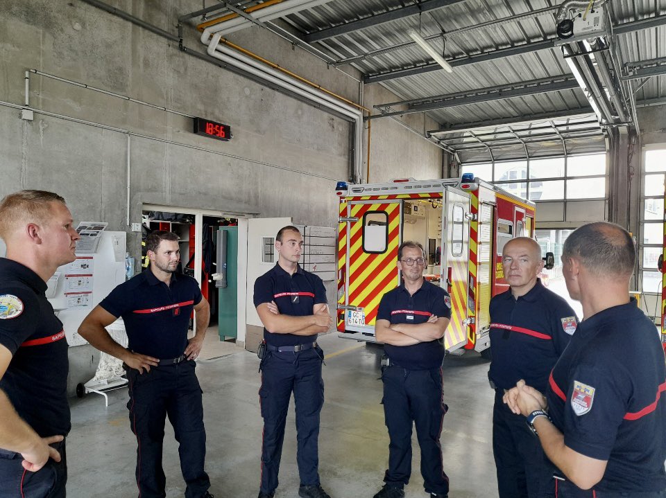 Michel_MENARD's tweet photo. 🚒 Participation à la garde cette nuit au Centre d’incendie et de secours de #Rezé. Merci aux équipes pour leur accueil et les échanges sur leur quotidien. #pompiers #LoireAtlantique #SDIS44 https://t.co/CoUs9uQZnK