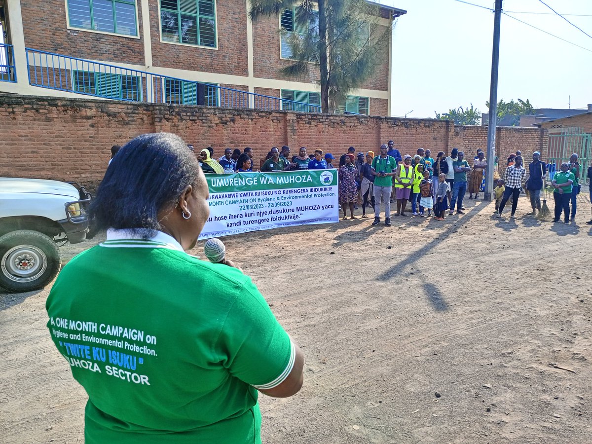 KamanziJeanBos3's tweet photo. Ubukangurambaga bwateguwe ku bufatanye na @chturambe . ES w'Umurenge @manzijp n'Umuyobozi wa CHT @akuredusenge nibo batangije ubu bukangurambaga. Basabye abitabiriye Igitondo cy'isuku kurushaho kwita ku isuku, kurengera ibidukikije &amp; kubikangurira abandi mu buzima bwa buri munsi. https://t.co/yN5hlccKY2