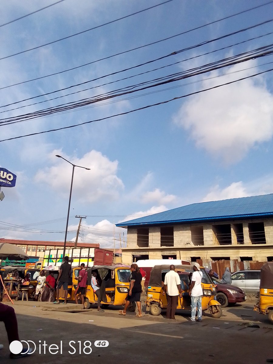 AsaCj1's tweet photo. @itelNigeria Some typical Lagos afternoon that I chanced upon yesterday. Traffic was busy as usual but some tricycles were packed, probably waiting for the evening rush hour. 
#Capturewithitel #Enjoybetterlife https://t.co/3oktrlu66z